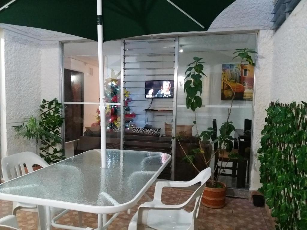 TV a/nebo společenská místnost v ubytování hotel medellin calasanz