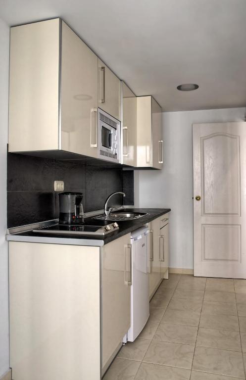 A kitchen or kitchenette at Puerto Azul Marbella