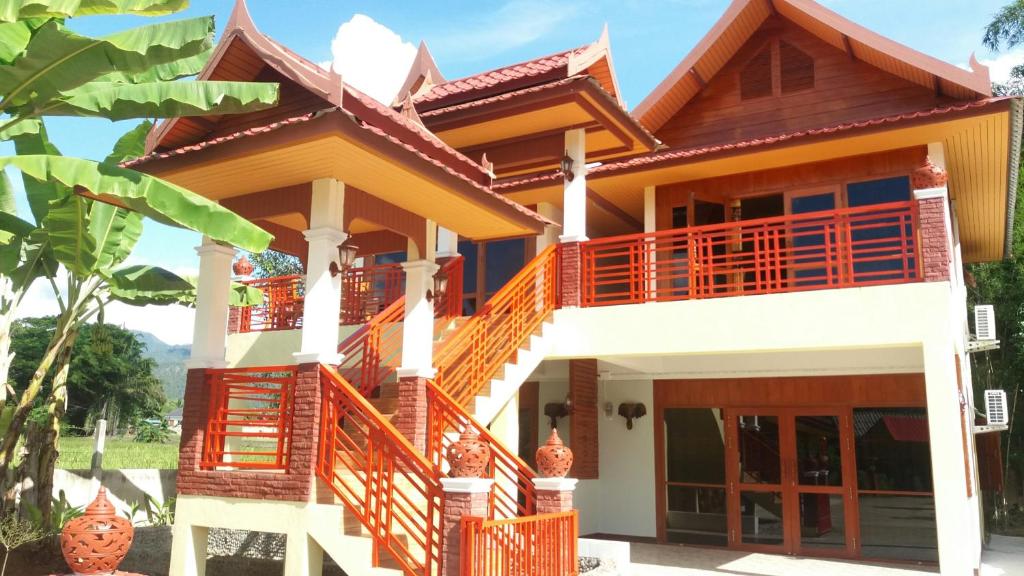 Casa con escaleras de color naranja y balcón en Jasmin Resort, en Mae Hong Son