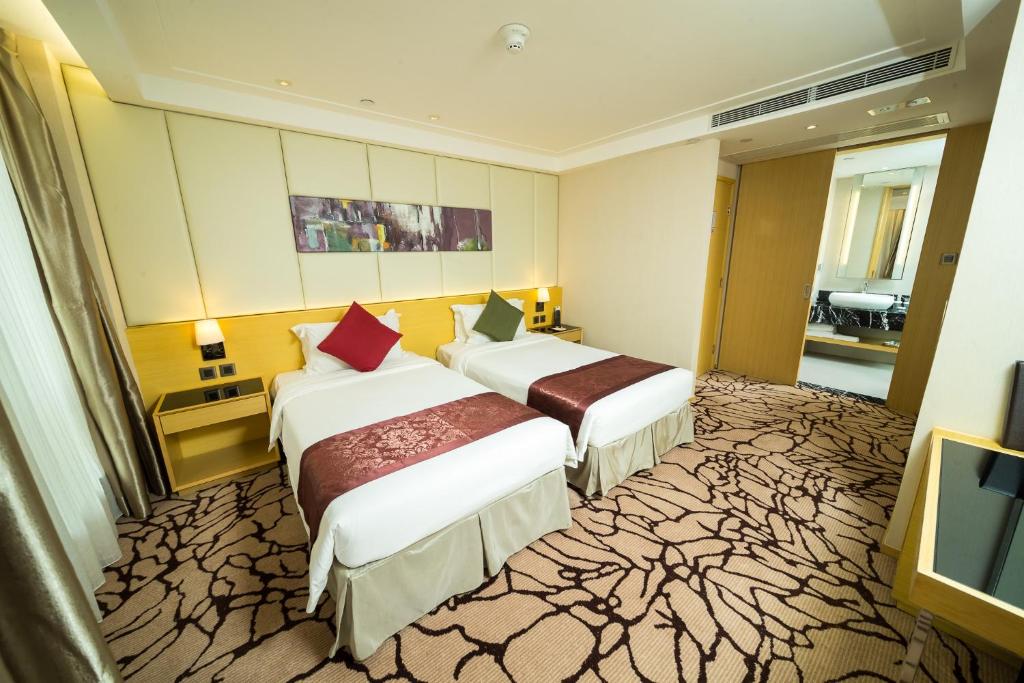 Un pat sau paturi într-o cameră la Eco Tree Hotel