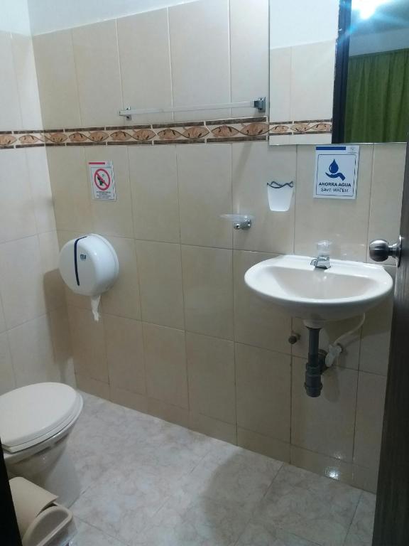 Koupelna v ubytování hotel medellin calasanz