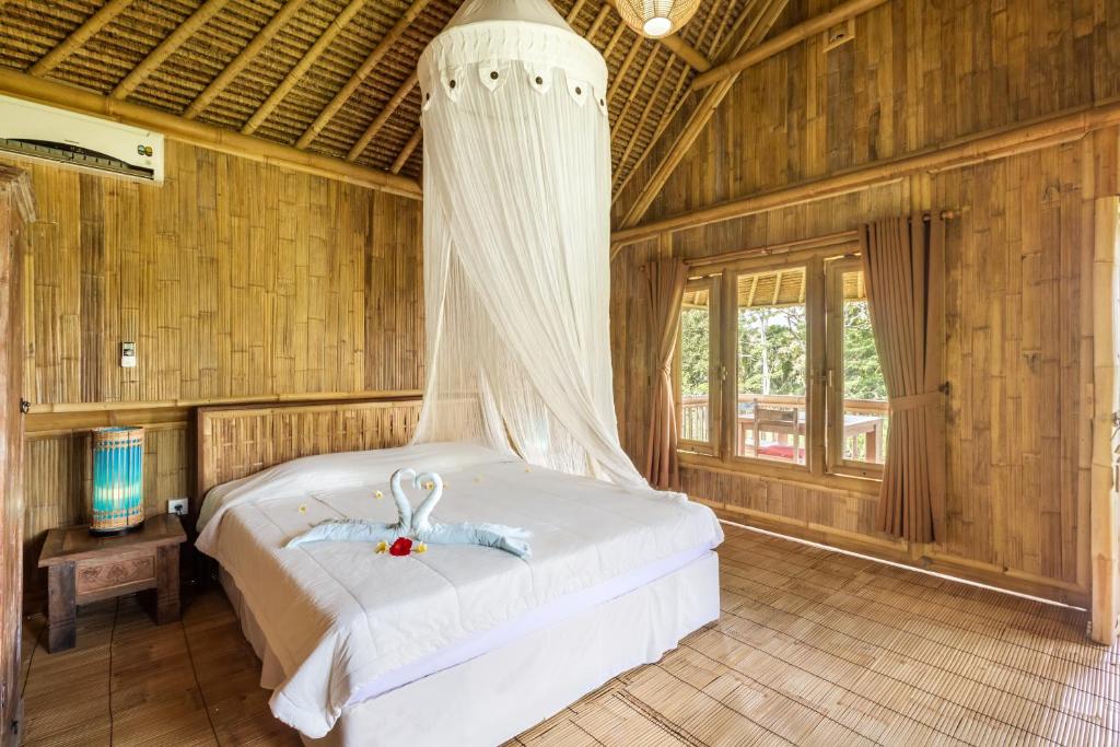 Postel nebo postele na pokoji v ubytování Puri Taman Sari Resort