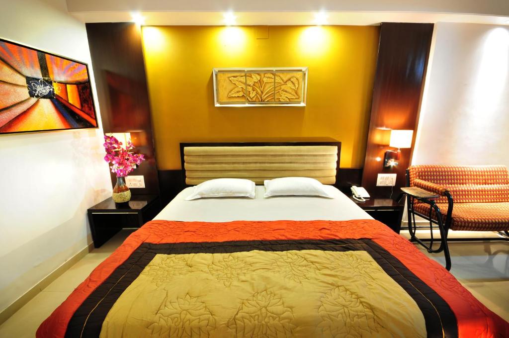 Postel nebo postele na pokoji v ubytování Hotel Surabhi Regency