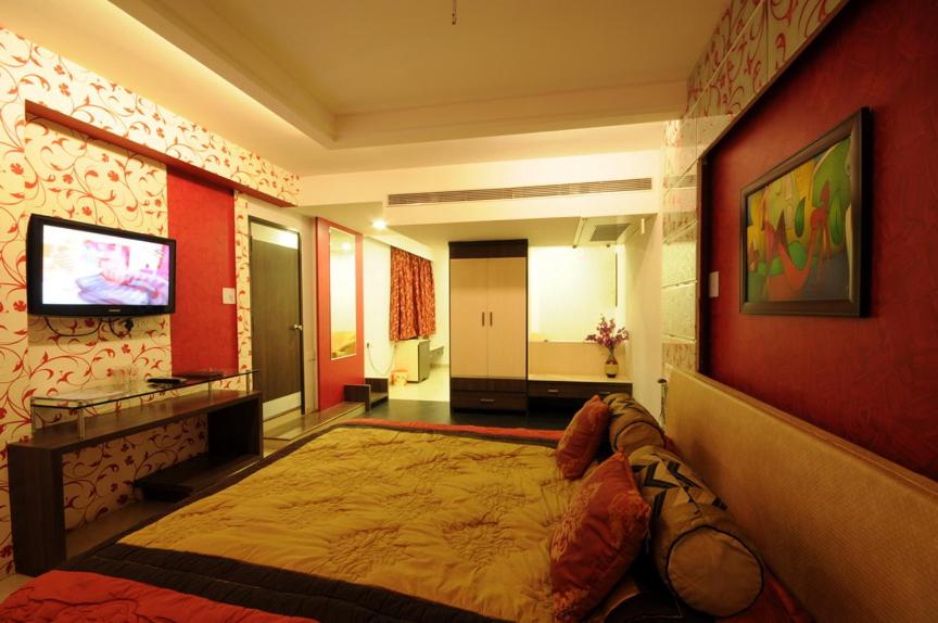 TV a/nebo společenská místnost v ubytování Hotel Surabhi Regency