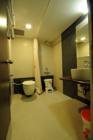 Koupelna v ubytování Hotel Surabhi Regency