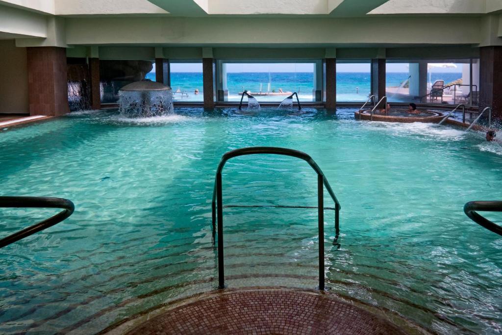 Bazén v ubytování Hotel Bel Azur Thalasso & Bungalows nebo v jeho okolí