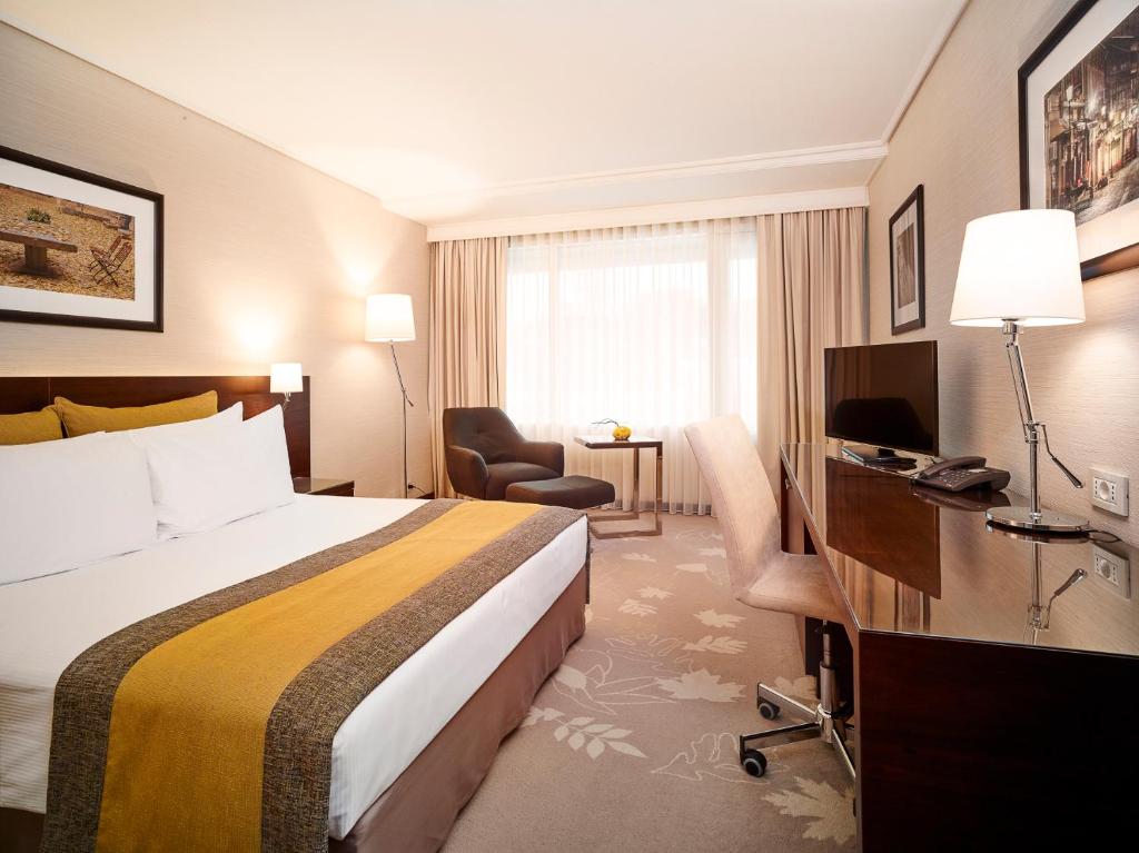 TV a/nebo společenská místnost v ubytování Crowne Plaza Bucharest by IHG
