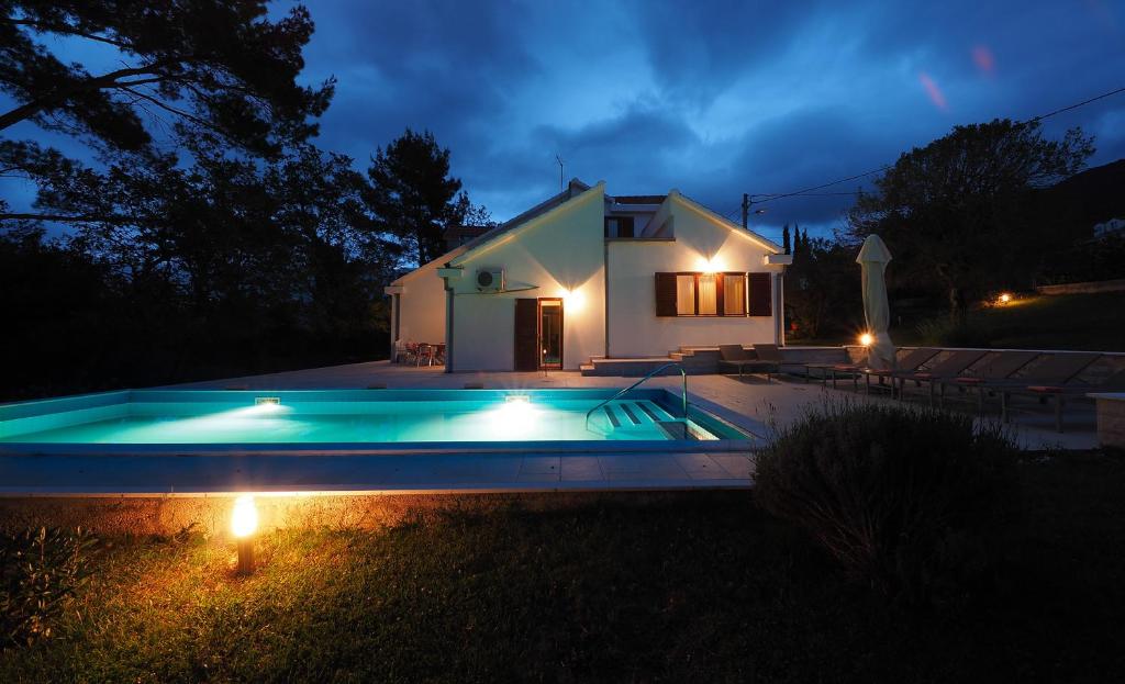 Bazén v ubytovaní Holiday Home Magud alebo v jeho blízkosti