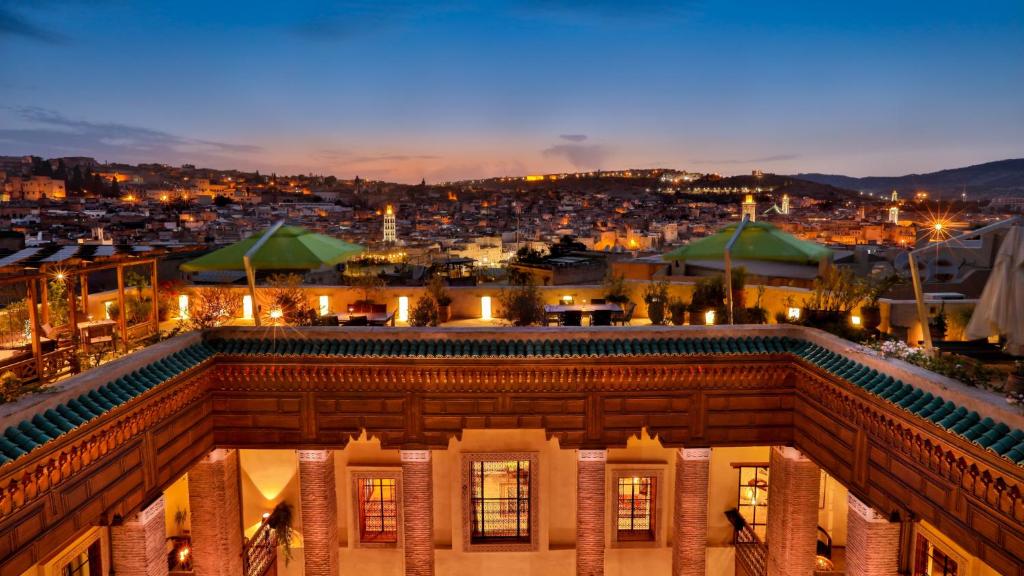 een gebouw met uitzicht op een stad 's nachts bij Karawan Riad in Fès