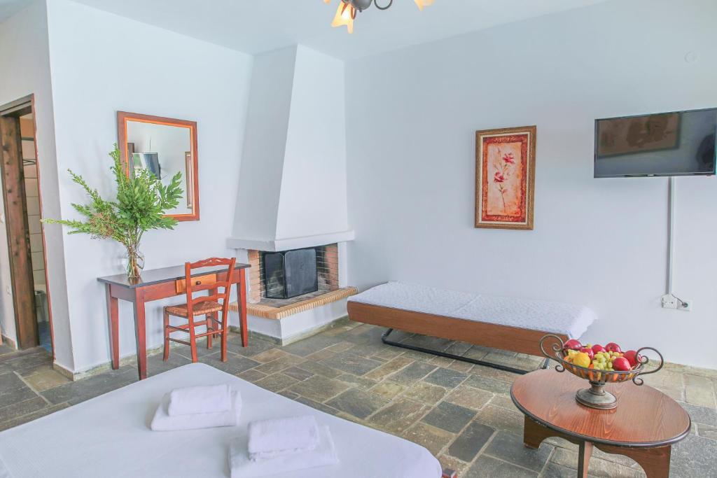 Televízia a/alebo spoločenská miestnosť v ubytovaní Pilio Sea Horizon Hotel