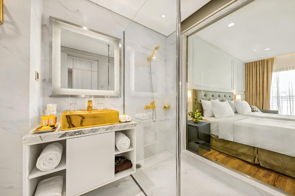 Phòng Deluxe Golden Bay Có 2 Giường Đơn Với Ban Công và Tầm Nhìn Ra Vịnh