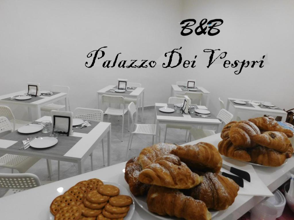 - un bouquet de pâtisseries différentes sur une table dans l'établissement Palazzo dei Vespri, à Caltagirone