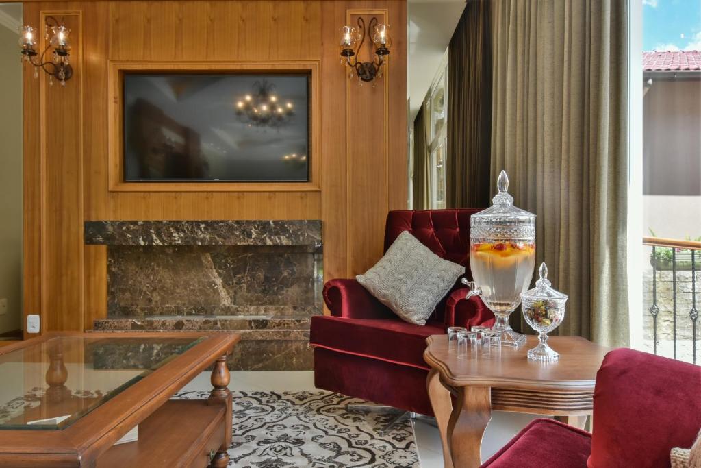 Uma área de estar em Micheline Hotel Tricot - ao lado da Rua Coberta
