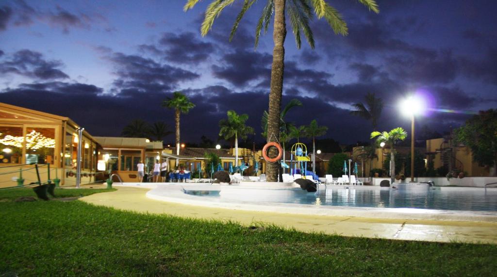 Bazén v ubytování Bungalows Parque Bali con AIRE ACONDICIONADO nebo v jeho okolí