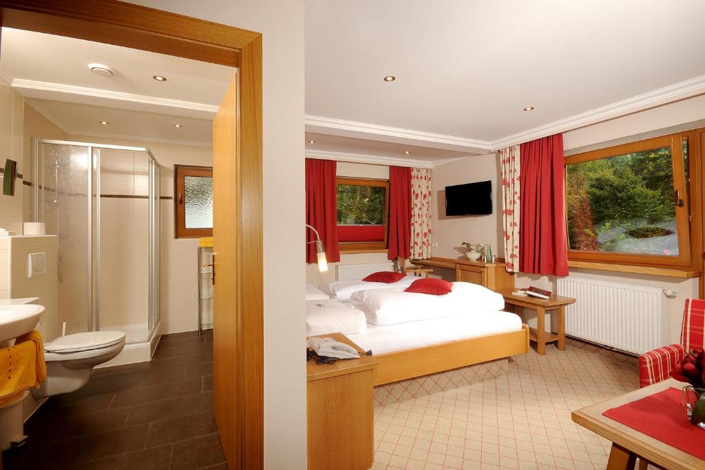 Postel nebo postele na pokoji v ubytování Hotel Garni Erler