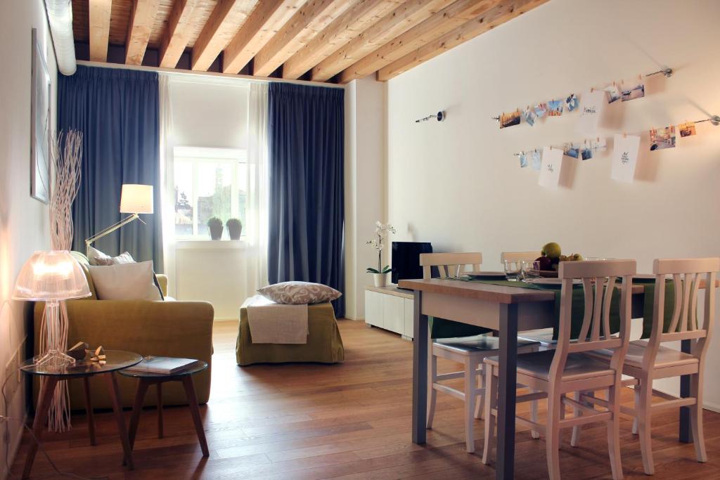 a living room with a table and a dining room at Centrale Mazzoni 15 in Venice