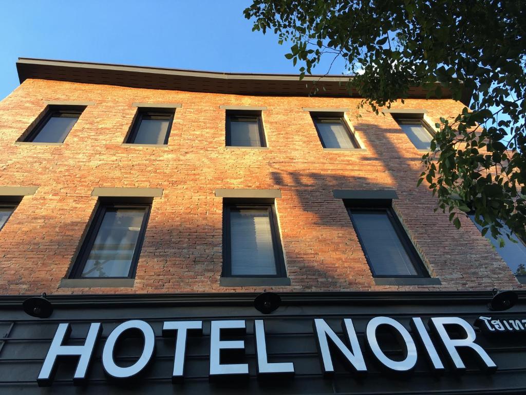 チェンマイにあるHotel Noirのホテルの記名がないレンガ造りの建物