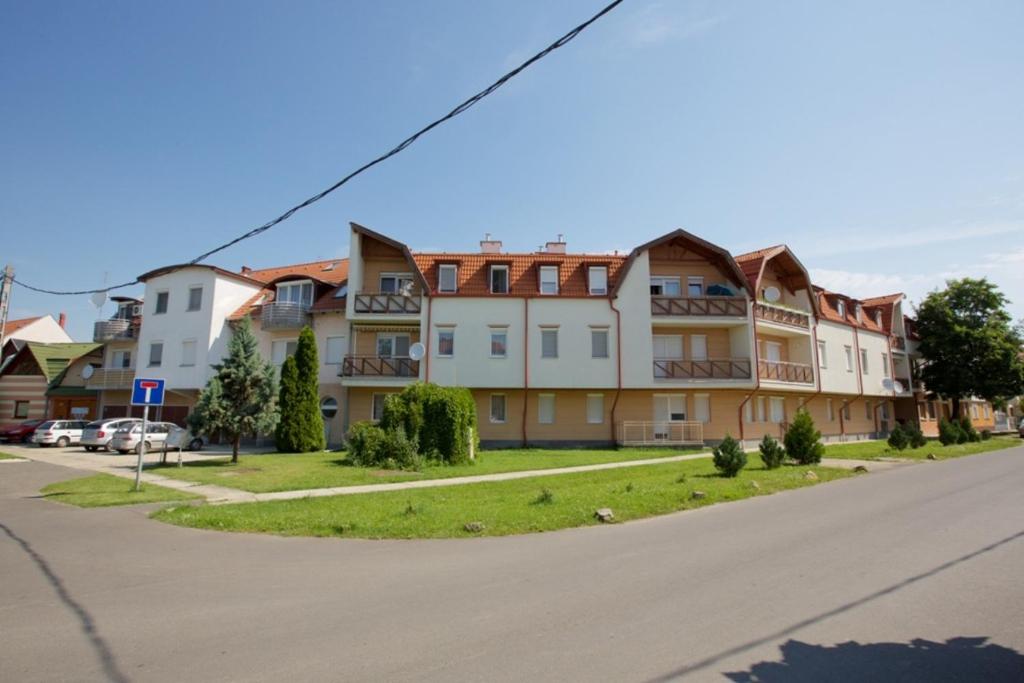 Zoli Apartmanok-Balcony Kölcsey 32 - Apartment With Balcony