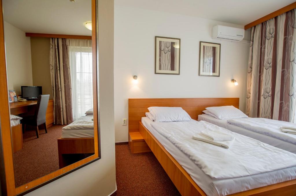 Postel nebo postele na pokoji v ubytování Wellness Hotel Thermal