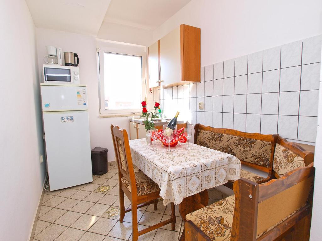 Kuchyňa alebo kuchynka v ubytovaní Apartments Silvana 143