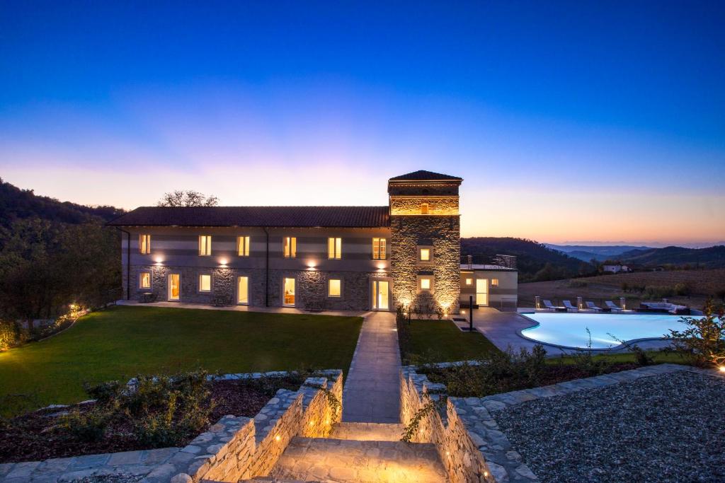 una finca con piscina al atardecer en Casa Margherita Wellness B&B, en Cremolino