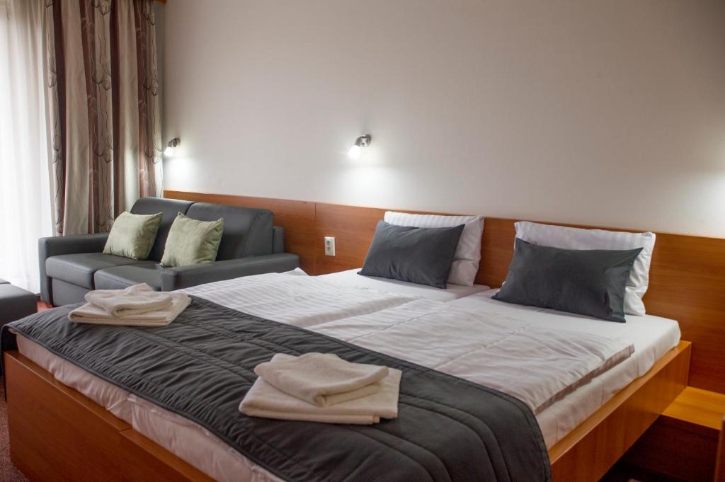 Postel nebo postele na pokoji v ubytování Wellness Hotel Thermal