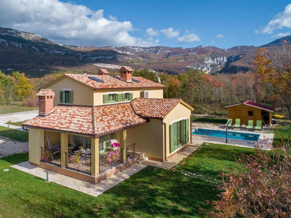 Vue sur la piscine de l&#39;&eacute;tablissement Villa Mare &amp; Monti Istra ou sur une piscine &agrave; proximit&eacute;