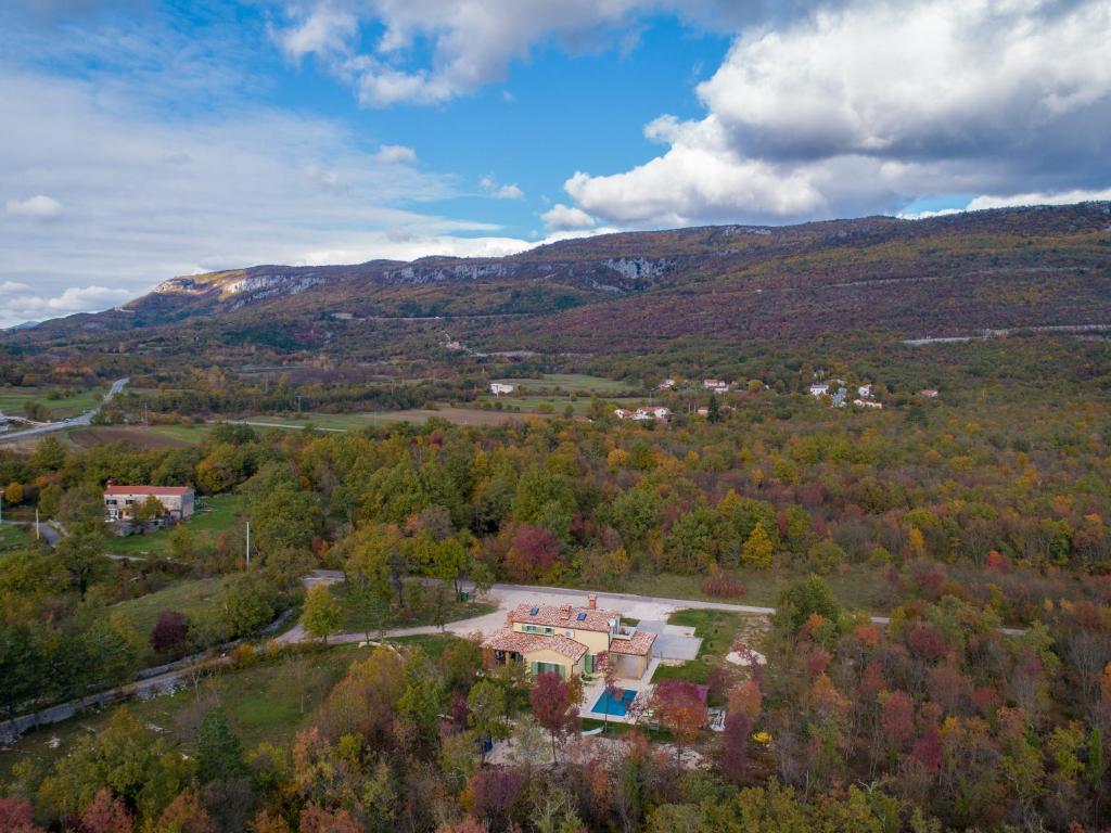 - une vue aérienne sur un parc avec des arbres et des montagnes dans l&#39;établissement Villa Mare &amp; Monti Istra, à Opatija