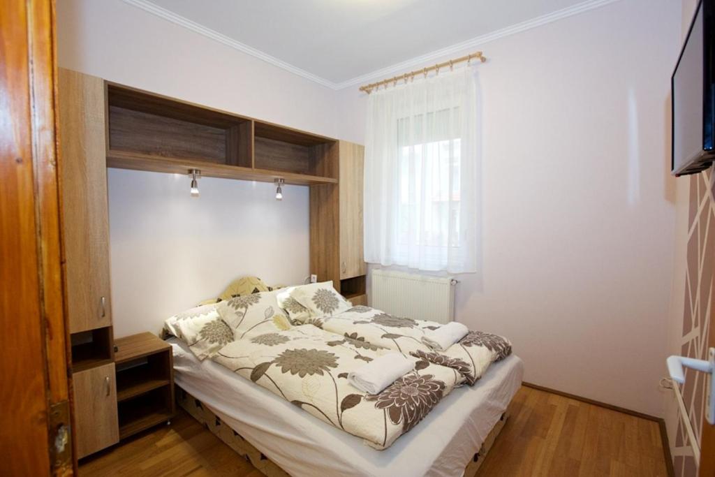 Кровать или кровати в номере Zoli Apartmanok-Maya Kölcsey 34-36