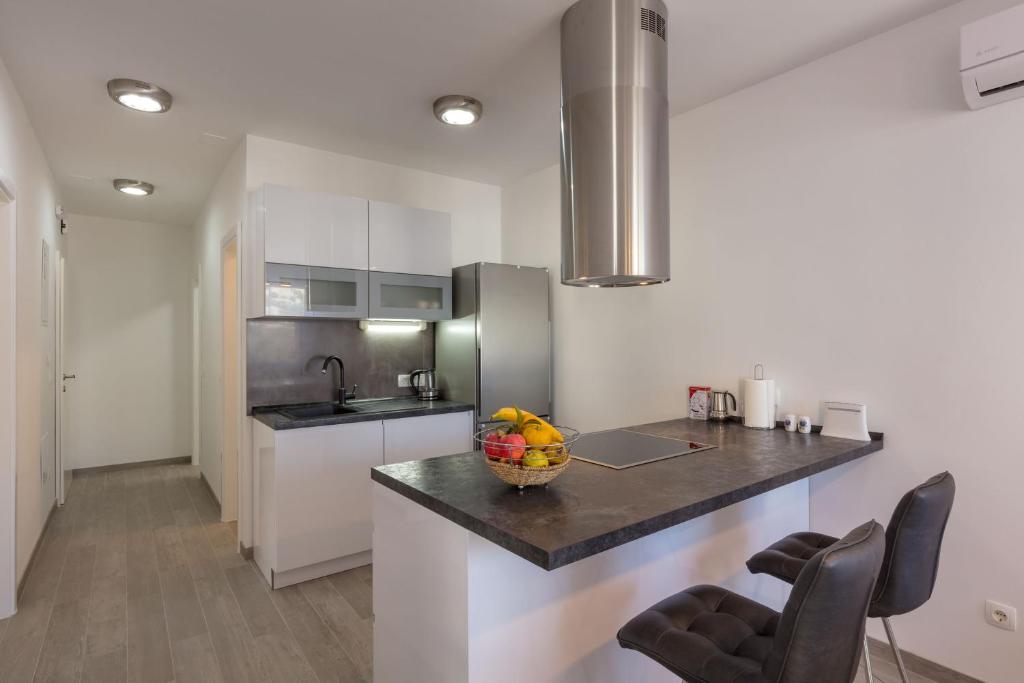 Kuchyň nebo kuchyňský kout v ubytování Apartments Rosemary