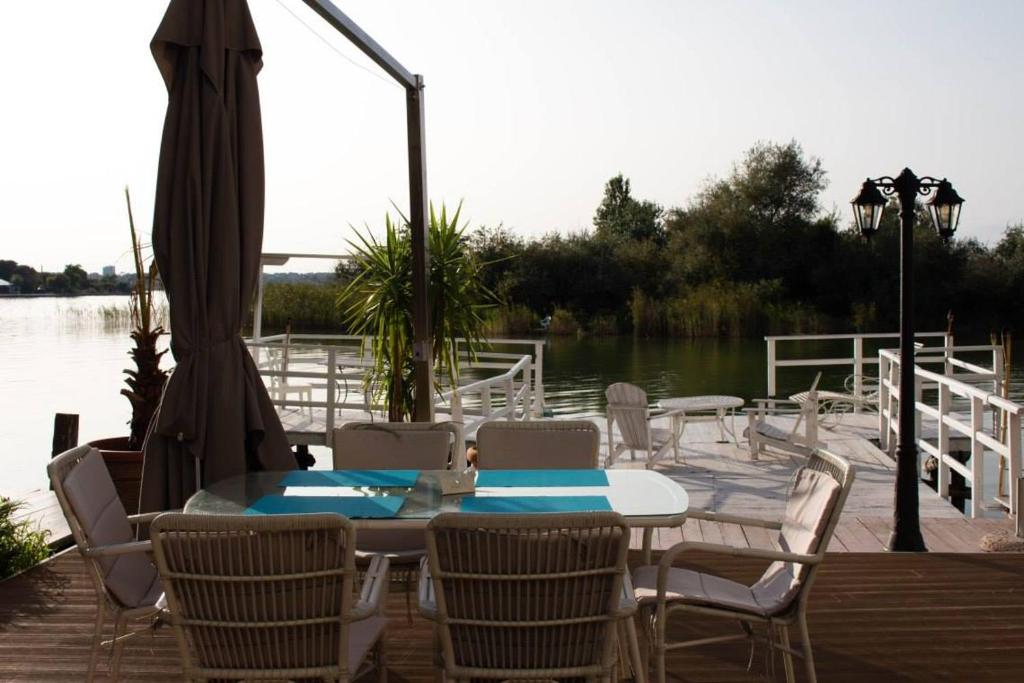 Výhled na řeku, která protéká v blízkosti hotelu