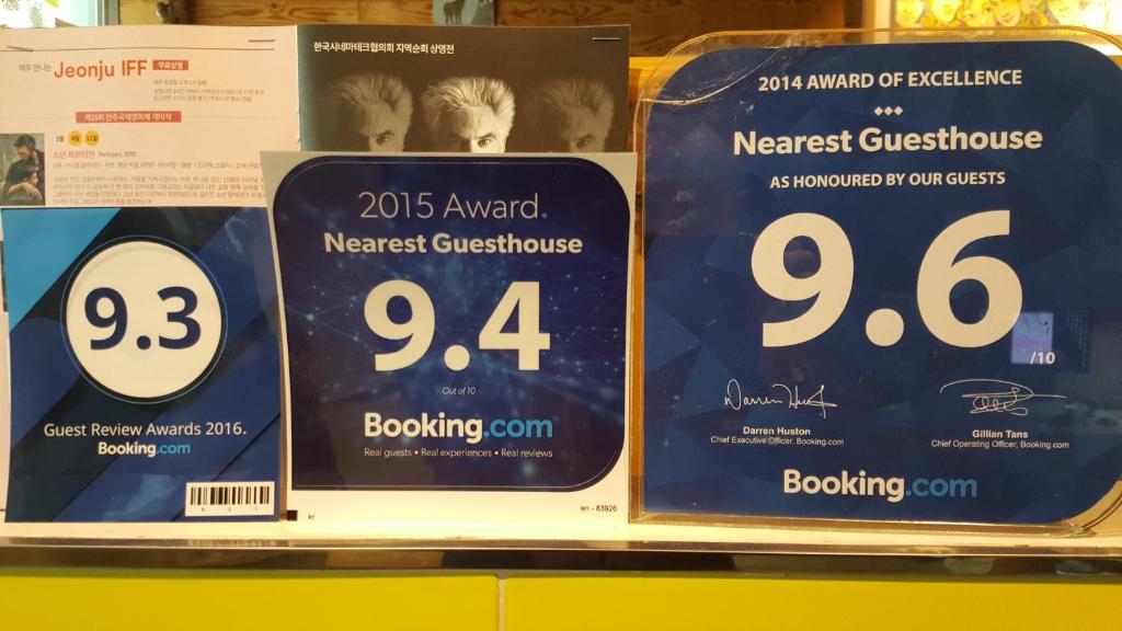 Certifikát, hodnocení, plakát nebo jiný dokument vystavený v ubytování Nearest Guesthouse