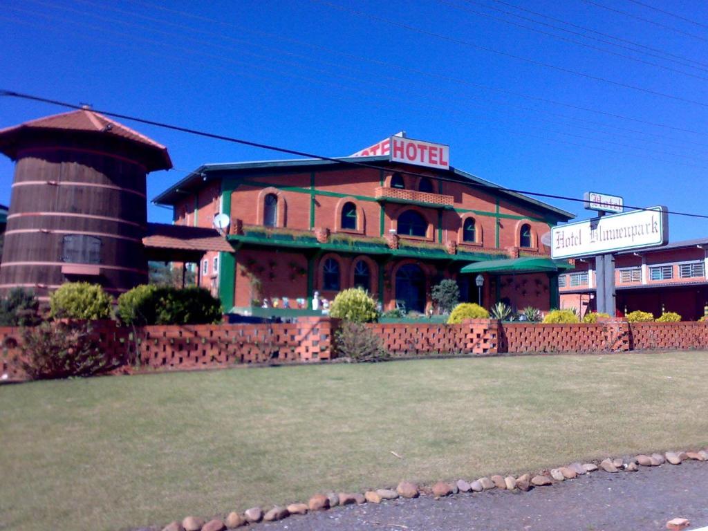 Rio Negro的住宿－Hotel Blumenpark，带有读取汽车旅馆标志的建筑