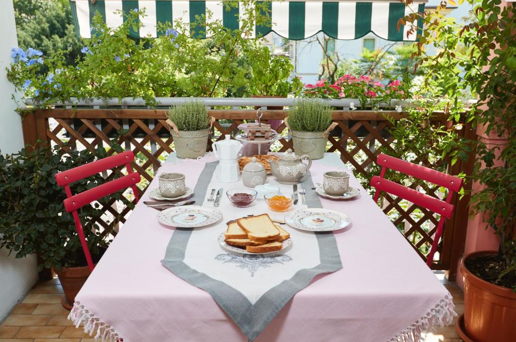 ヴィチェンツァにあるLa Serliana - Bed&Breakfastのパティオにテーブルと食べ物