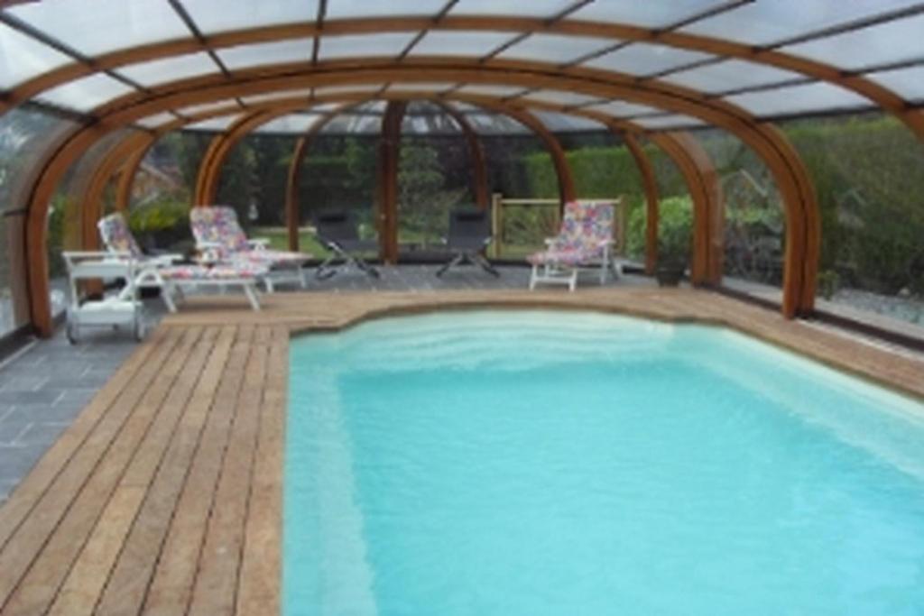 Bazén v ubytování Chambre D'Hotes Miraflores nebo v jeho okolí