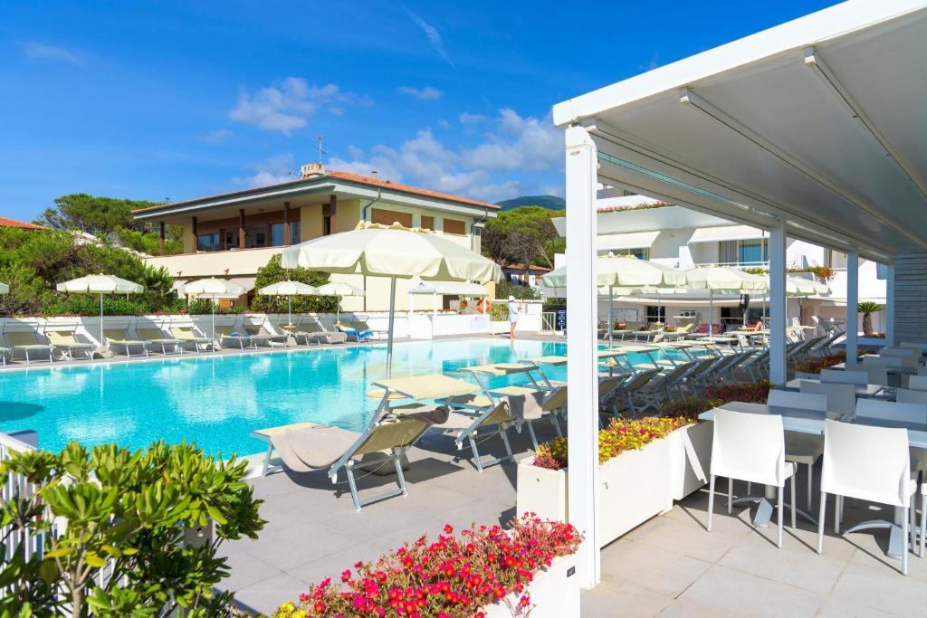 Bazén v ubytování Hotel Montecristo nebo v jeho okolí