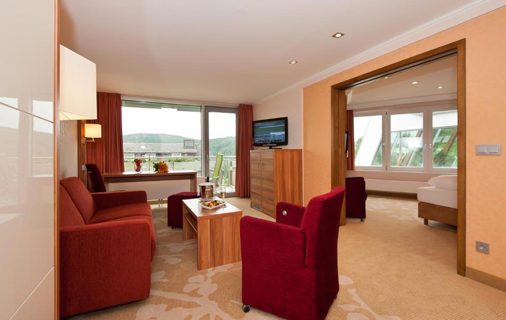 TV a/nebo společenská místnost v ubytování Albtalblick Ihr Wellness- & Wanderhotel