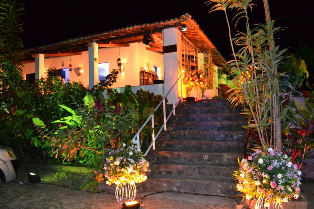 un conjunto de escaleras que conducen a una casa por la noche en Pousada Le Monte Cristo en Guaramiranga