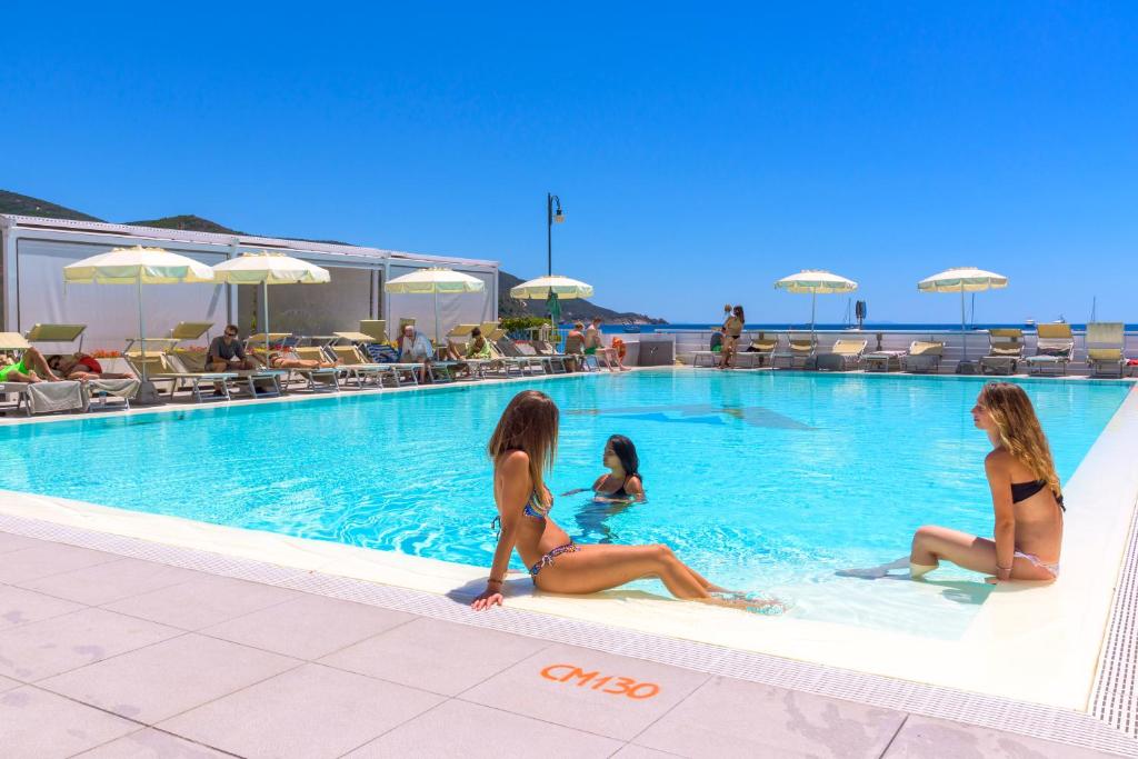 Bazén v ubytování Hotel Montecristo nebo v jeho okolí