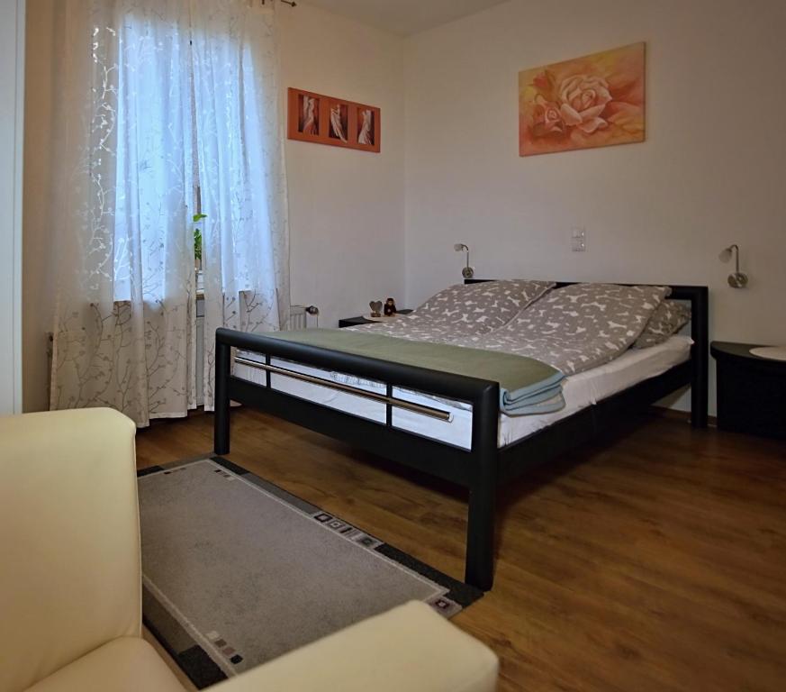 SK Apartments - Liborius في غيلسنكيرشن: غرفة نوم بسرير واريكة ونافذة