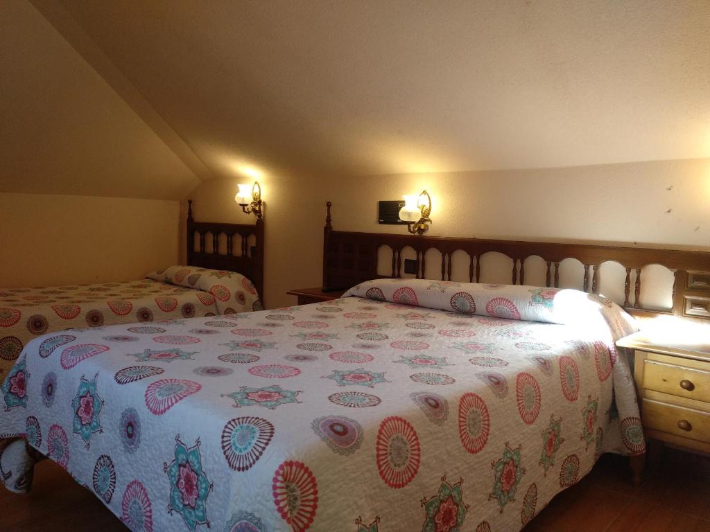 Postel nebo postele na pokoji v ubytování Hostal Don Jaime I y II