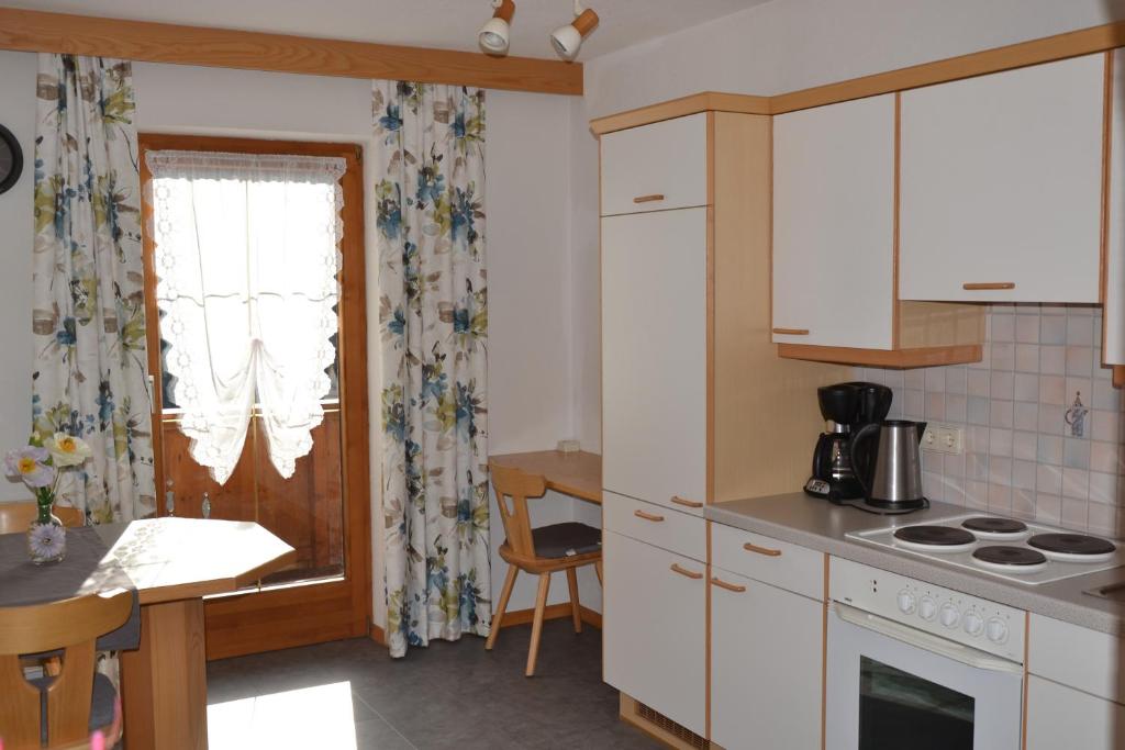 Kuchyň nebo kuchyňský kout v ubytování Haus Neururer