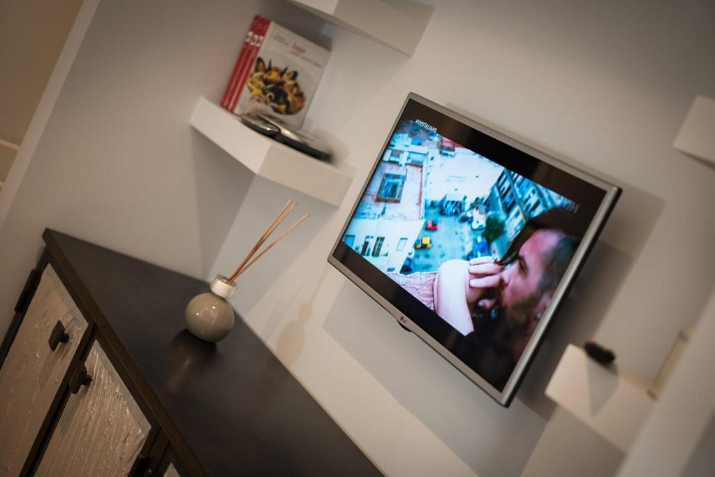Televízia a/alebo spoločenská miestnosť v ubytovaní Laura Family Apartments