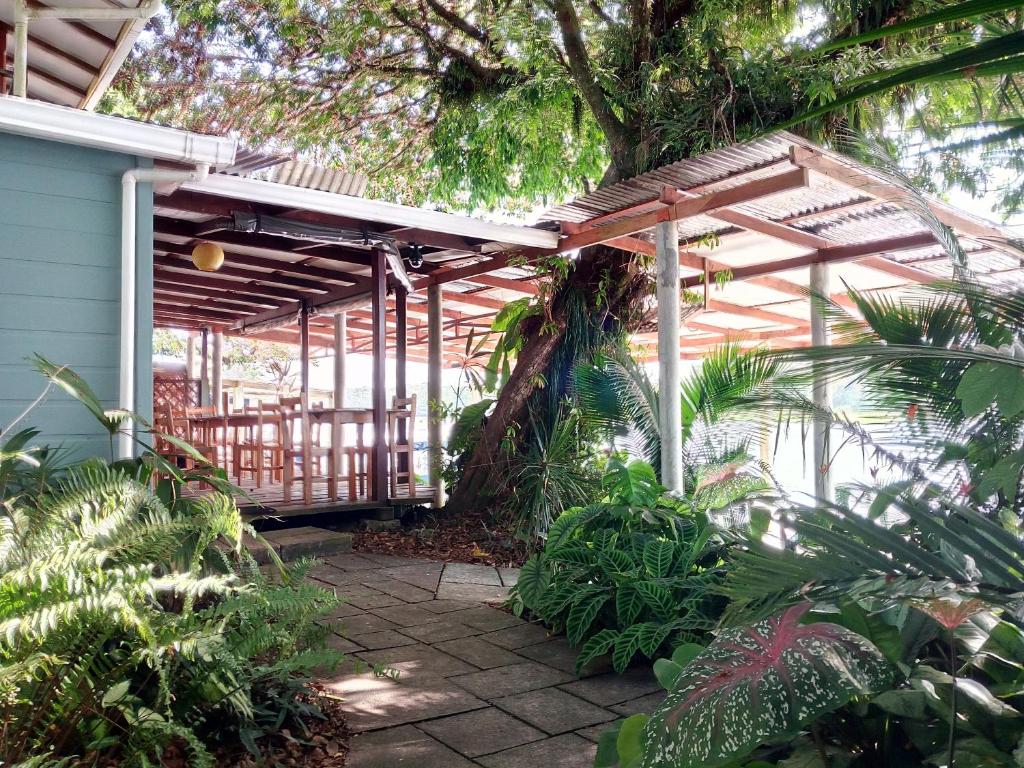 una pérgola de madera en el lateral de una casa en Casa Marbella en Tortuguero