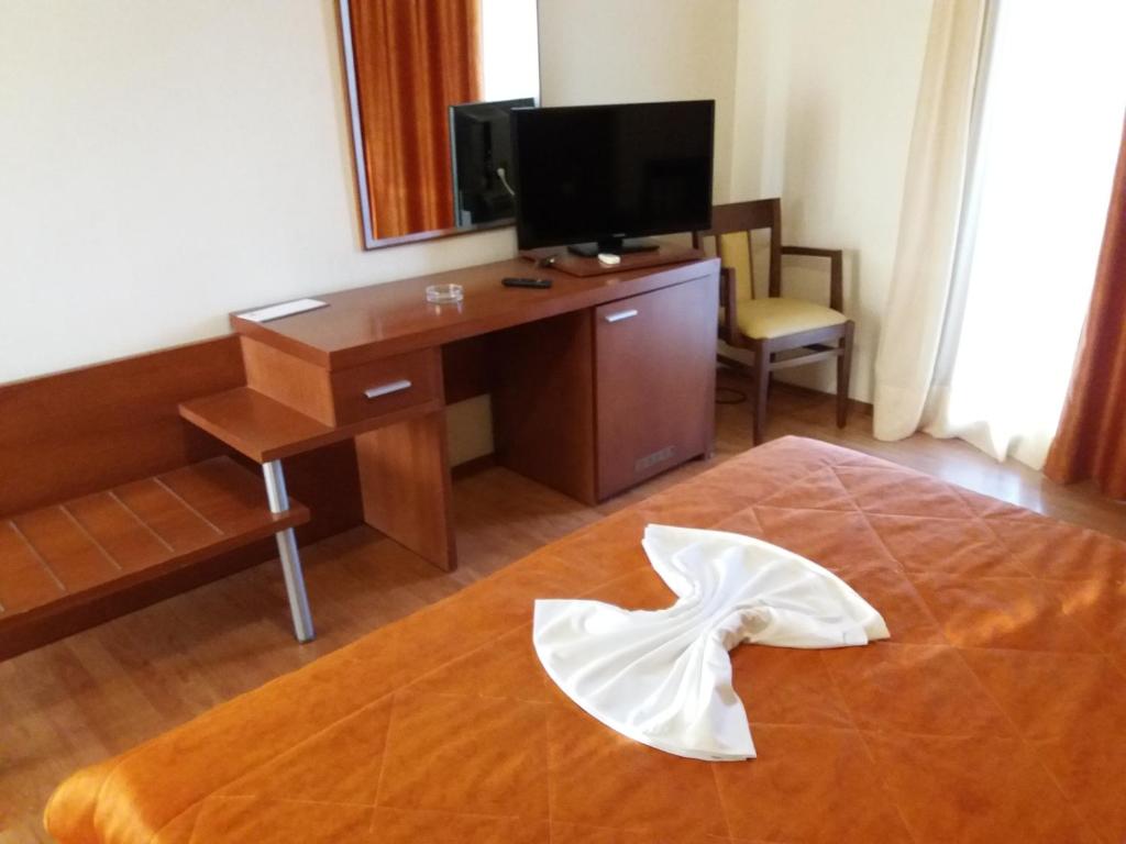 TV a/nebo společenská místnost v ubytování Zorbas Hotel
