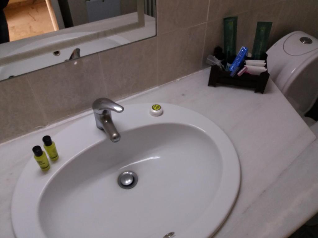 Koupelna v ubytování Zorbas Hotel
