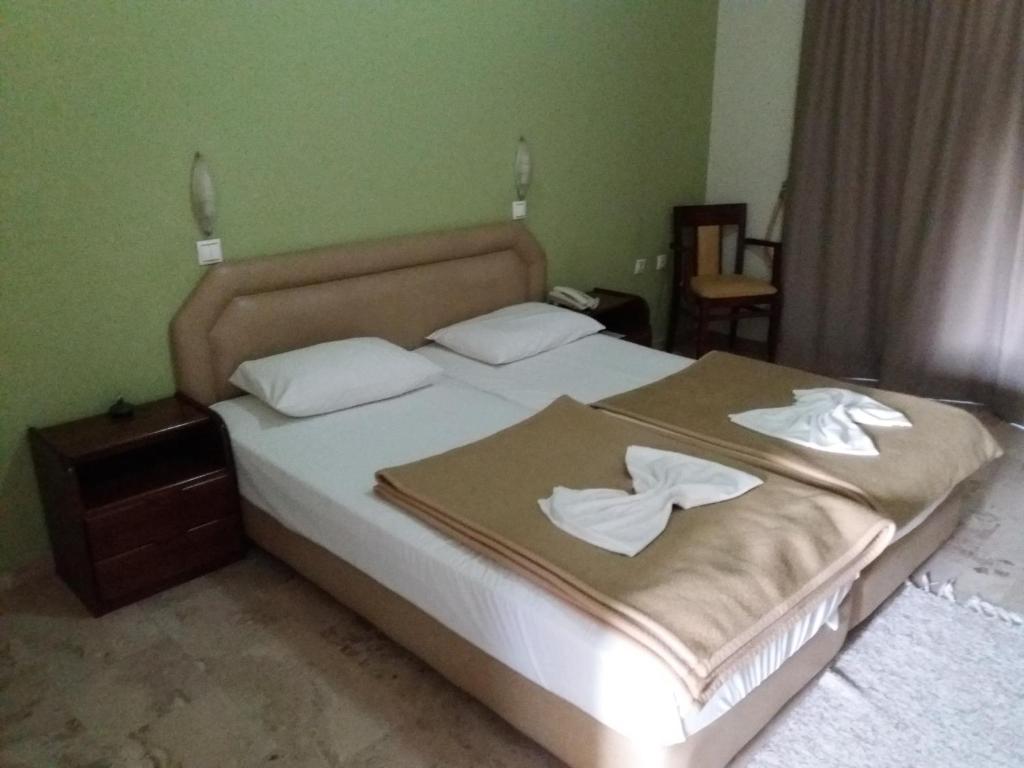 Postel nebo postele na pokoji v ubytování Zorbas Hotel