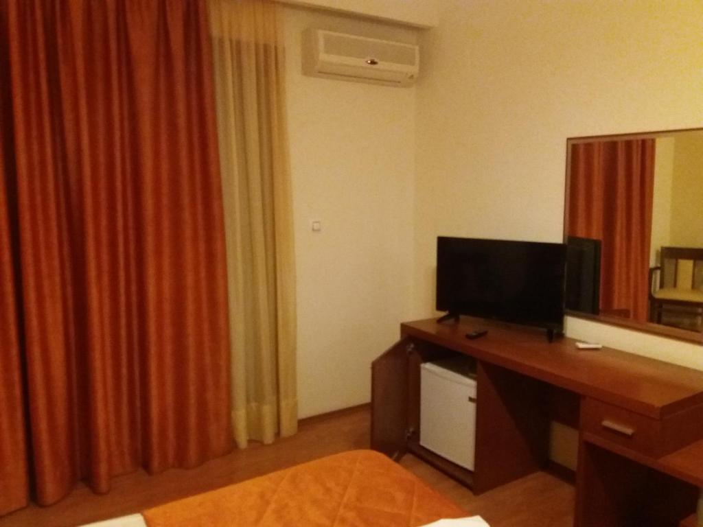 TV a/nebo společenská místnost v ubytování Zorbas Hotel