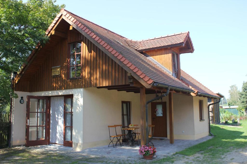 a small house with a wooden roof at "Altjessen 57" in Pirna