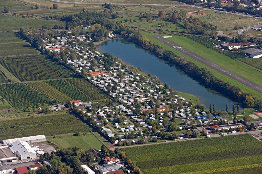 Et luftfoto af KNAUS Campingpark Bad Dürkheim